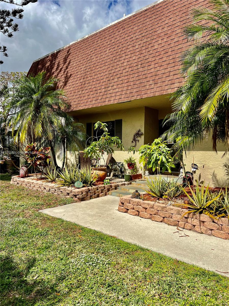 8900 Palm Tree Ln Ln 8900, Pembroke Pines, Miami-Dade County, Florida - 4 Bedrooms  
3 Bathrooms - 