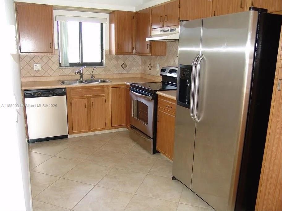 LAKE WINDWOOD CONDO - Residential Lease