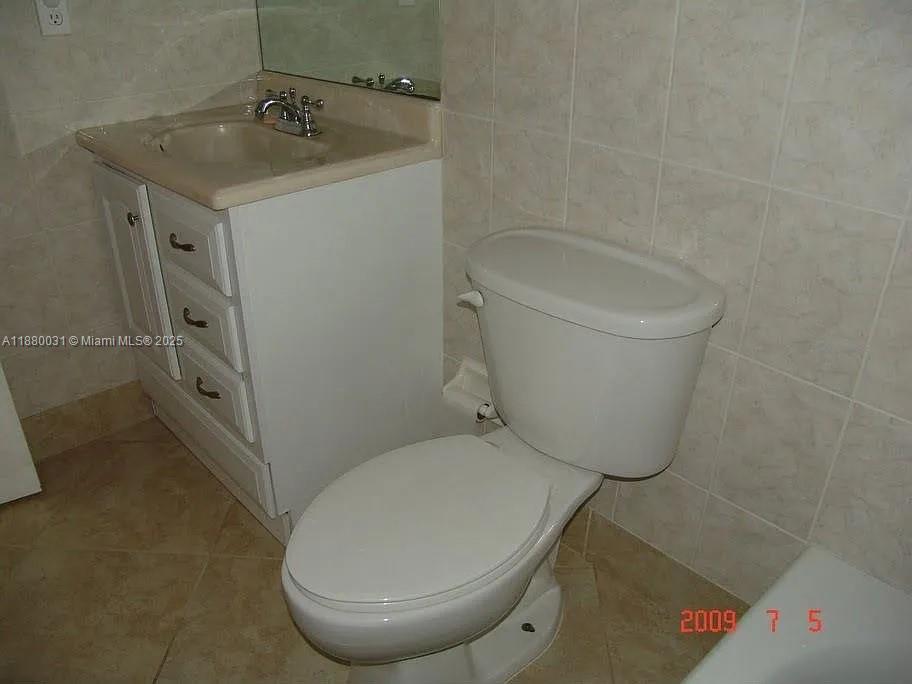 LAKE WINDWOOD CONDO - Residential Lease