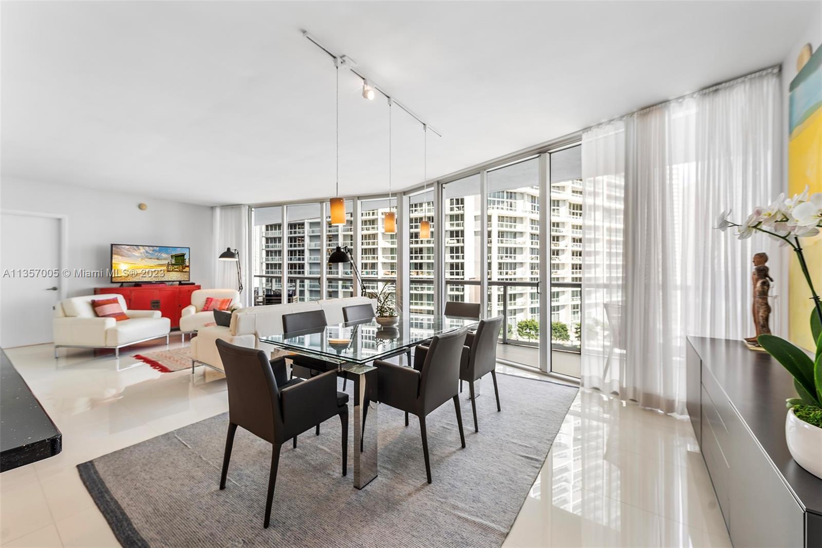 Photo 2 of 34 of 495 Brickell Ave 1804 condo