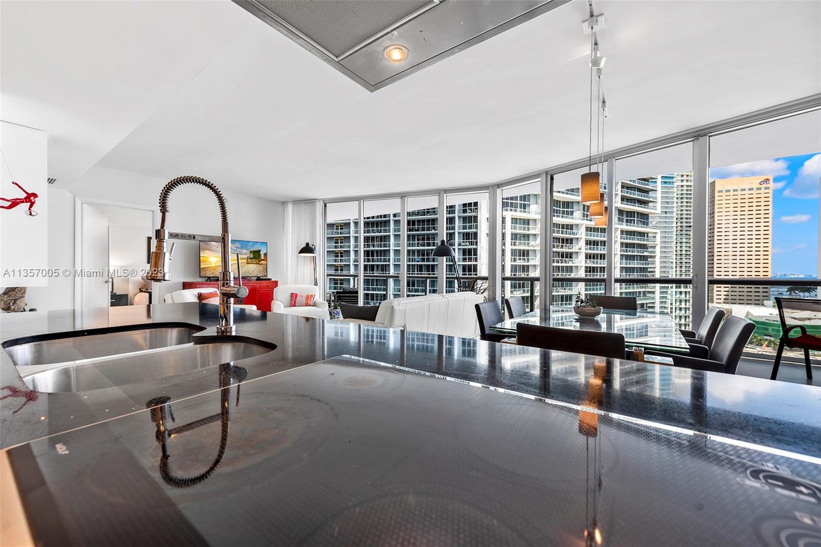 Photo 14 of 34 of 495 Brickell Ave 1804 condo