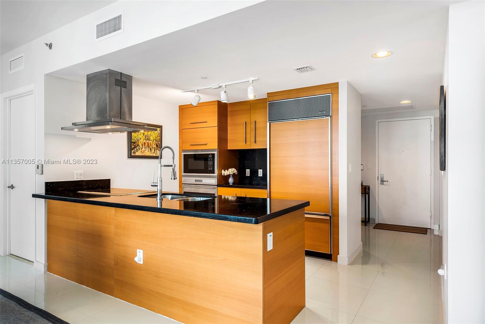 Photo 12 of 34 of 495 Brickell Ave 1804 condo