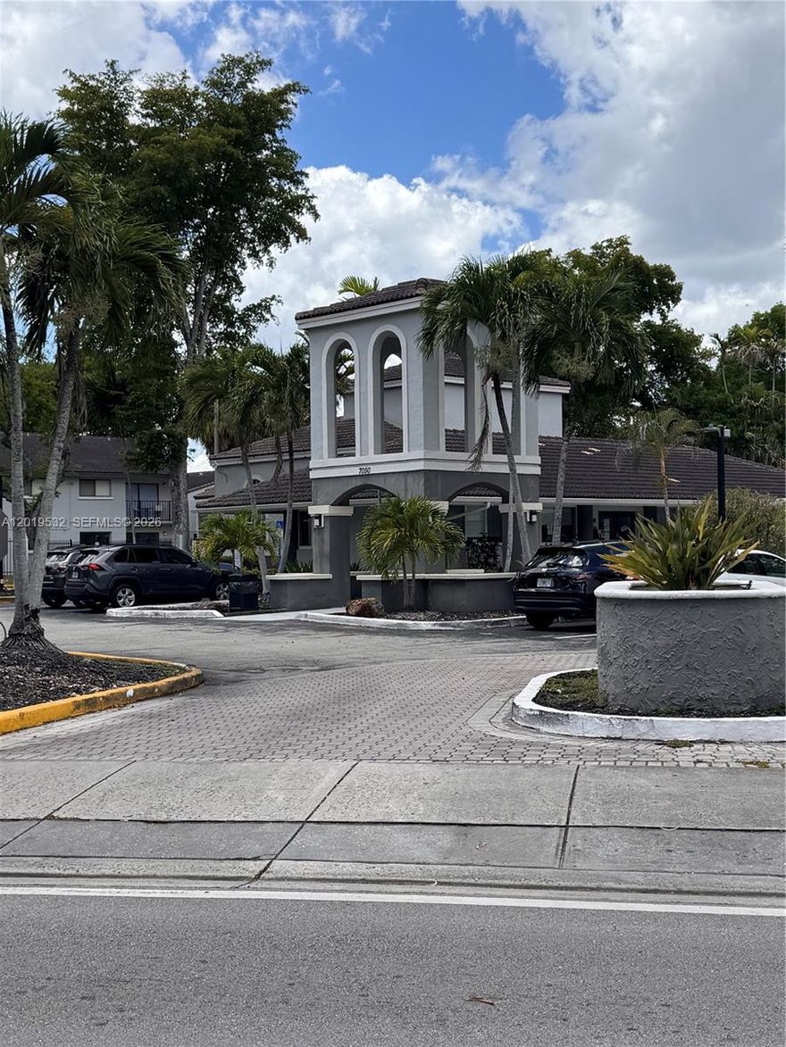 Spacious two -bedroom and one bath-room condo in Villa Bellini . Private balcony for enjoying the outdoors. Gated community with secure entry . OK to lease ,perfect for owner or investors. Villa Bellini offers swimming pool, tennis ,gym and many amenities .