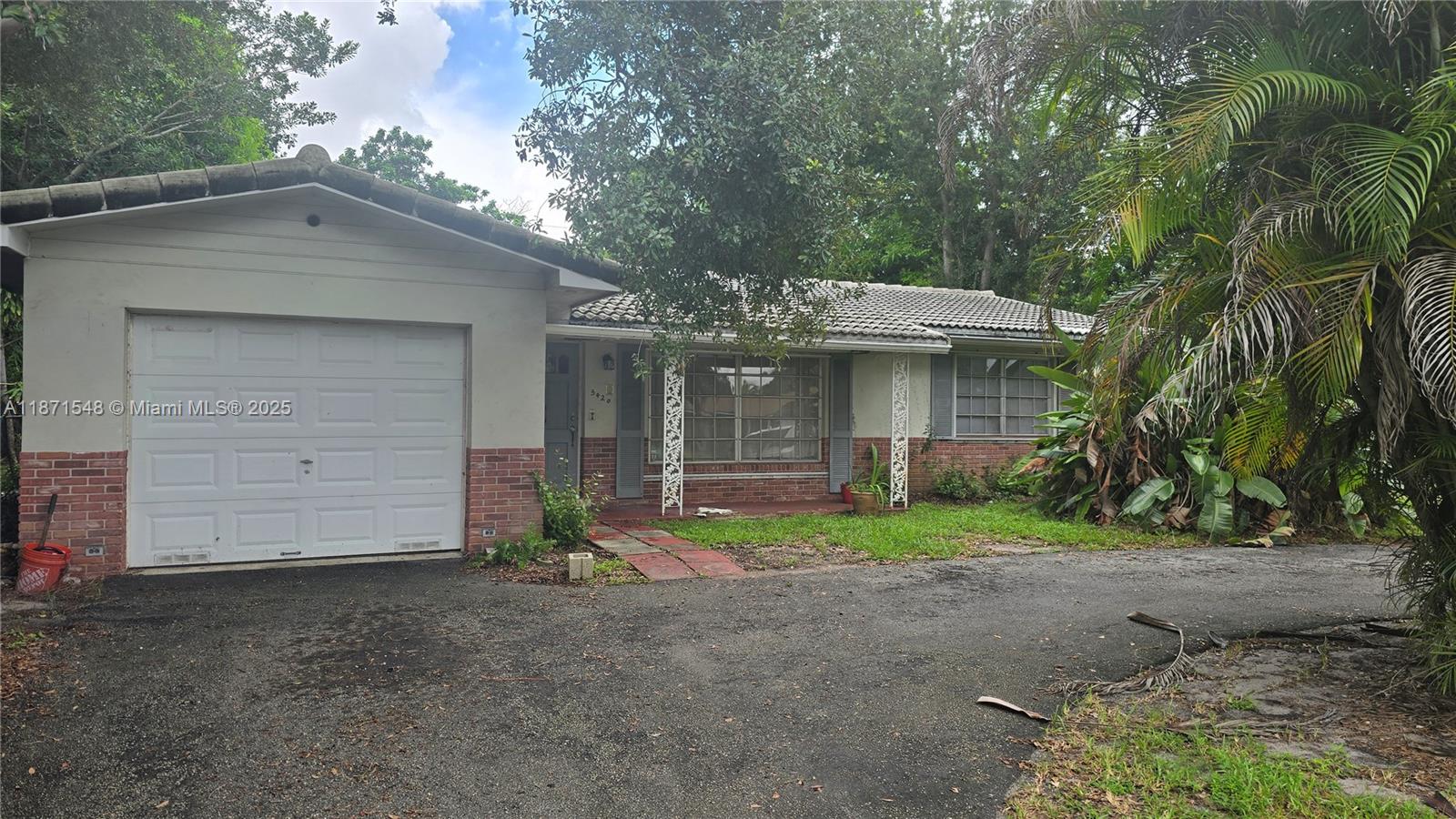 HOLLYWOOD HILLS - Residential