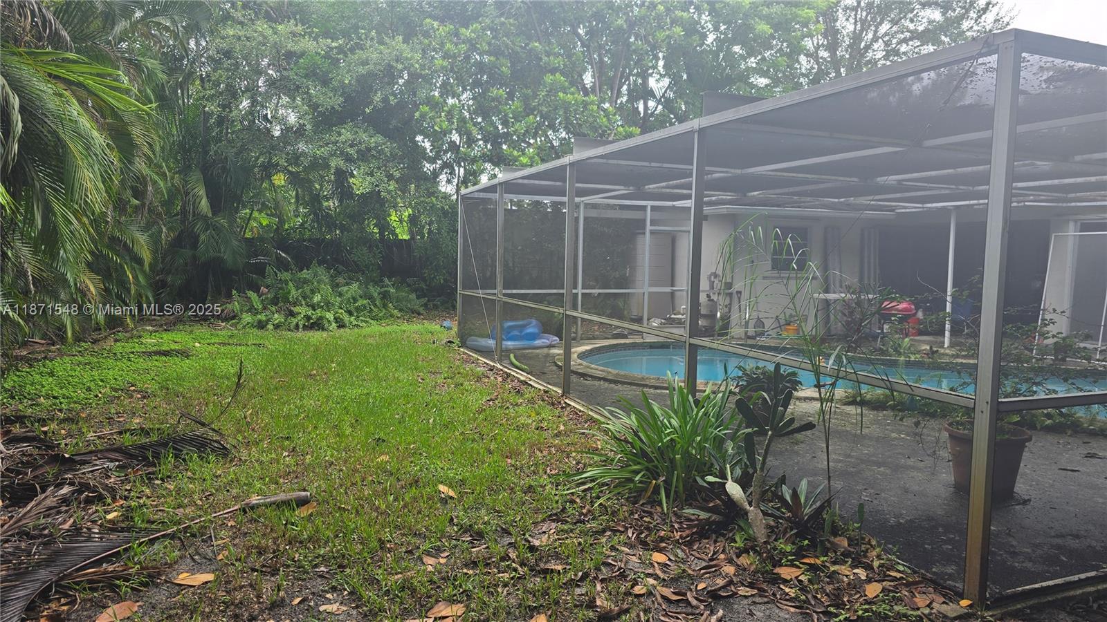 HOLLYWOOD HILLS - Residential