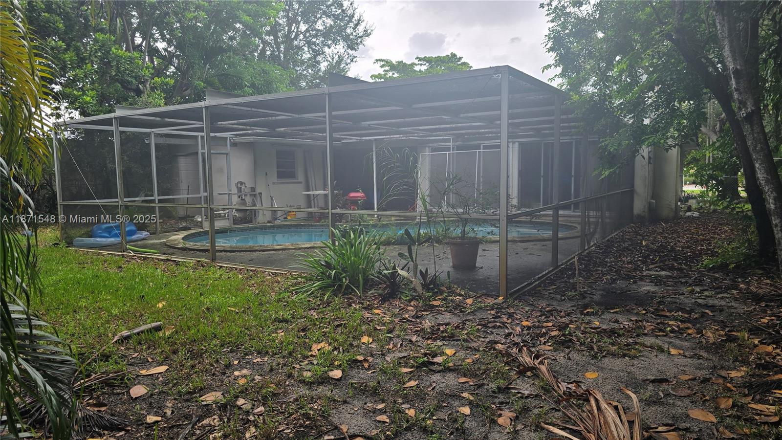 HOLLYWOOD HILLS - Residential