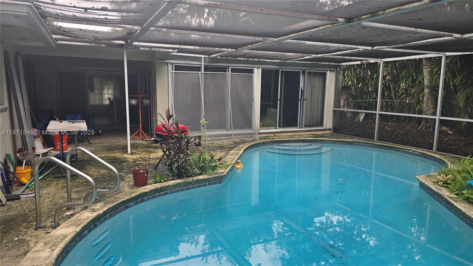 HOLLYWOOD HILLS - Residential