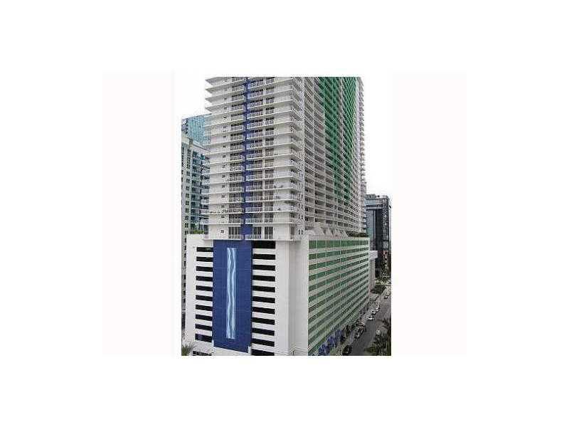 Great location in the heart of Brickell. Beautiful studio with dark wood floors, walking distance to banks, restaurants, minutes from South Beach. From the balcony views of the city and the Bay.