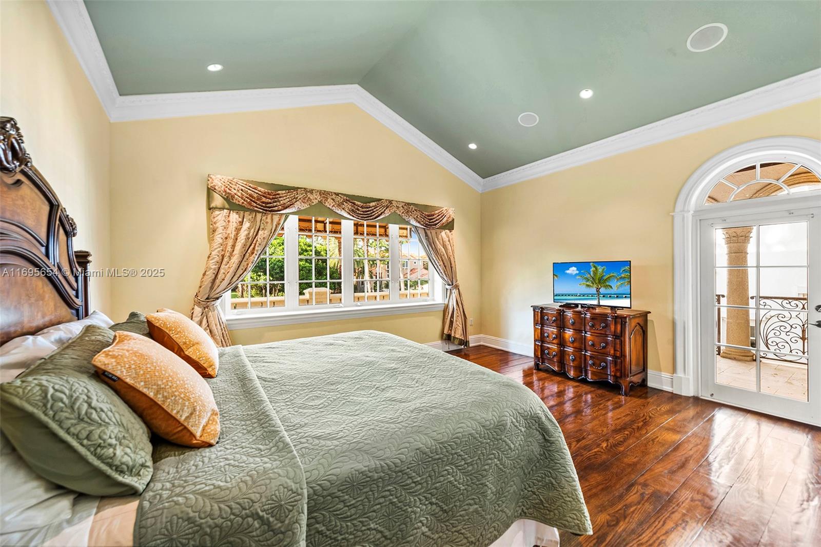 DEERING BAY ESTATES - Residential