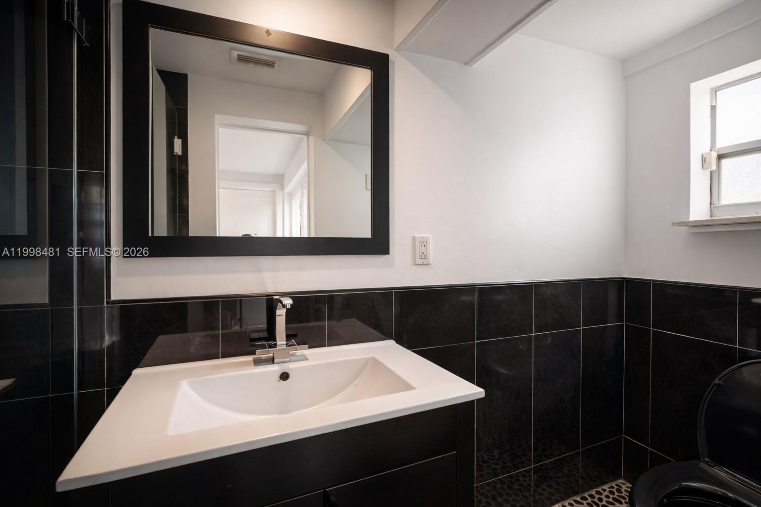 LAUDERDALE ISLES NO 2-BLK - Residential Lease