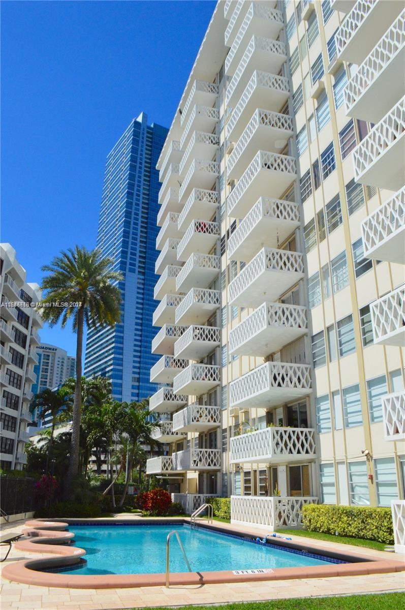 Beautiful waterfront views on prestigious Brickell Bay Drive. Bright and open. Large open kitchen with stainless steel appliances, open living area with unobstructed water views!! Minutes to shops and restaurants. Safe and secure building , fully gated.