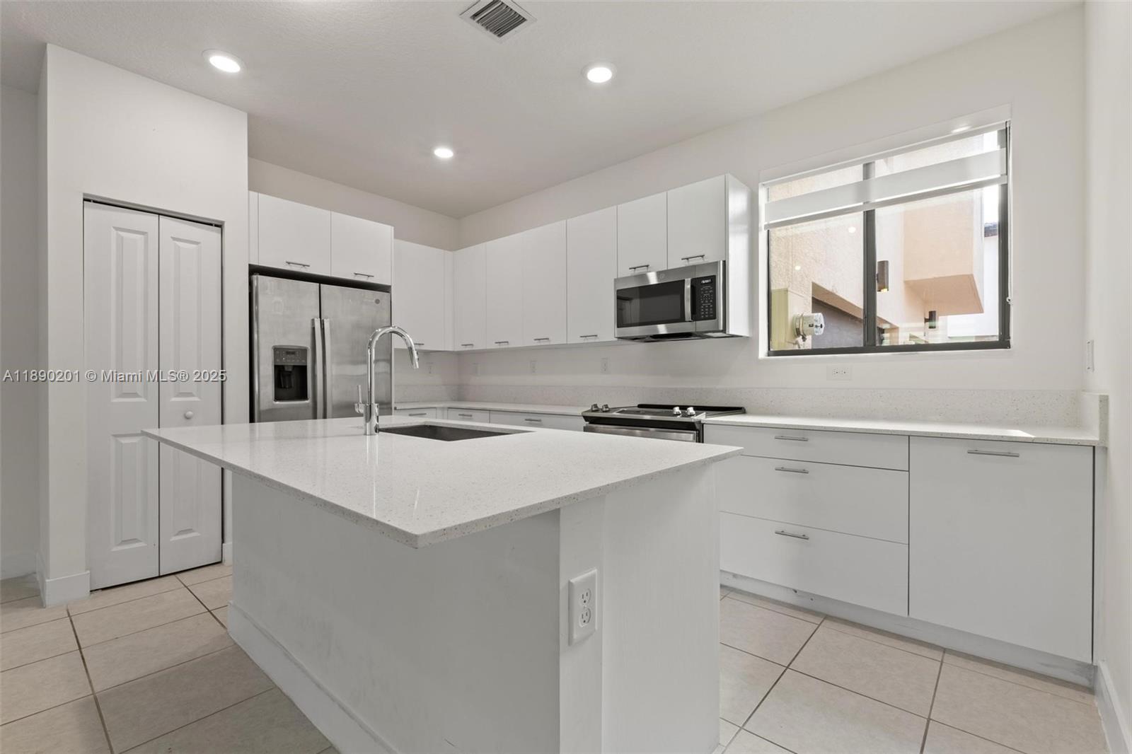 DOWNTOWN DORAL SOUTH PHAS - Residential Lease