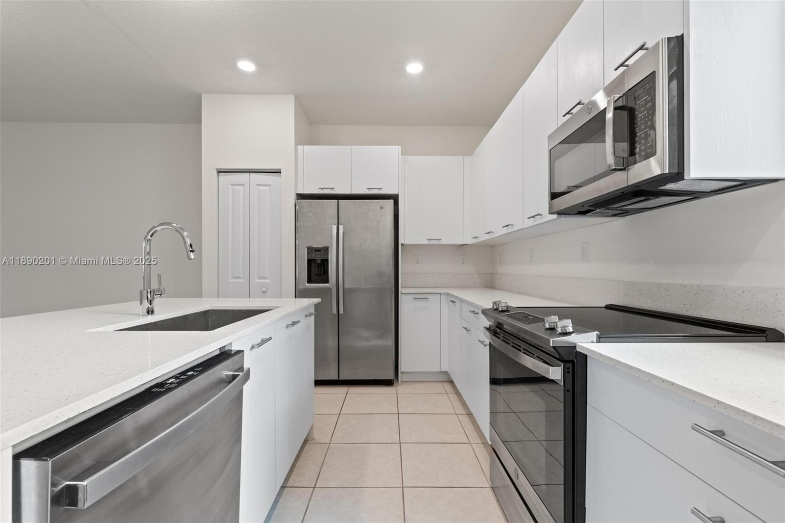 DOWNTOWN DORAL SOUTH PHAS - Residential Lease