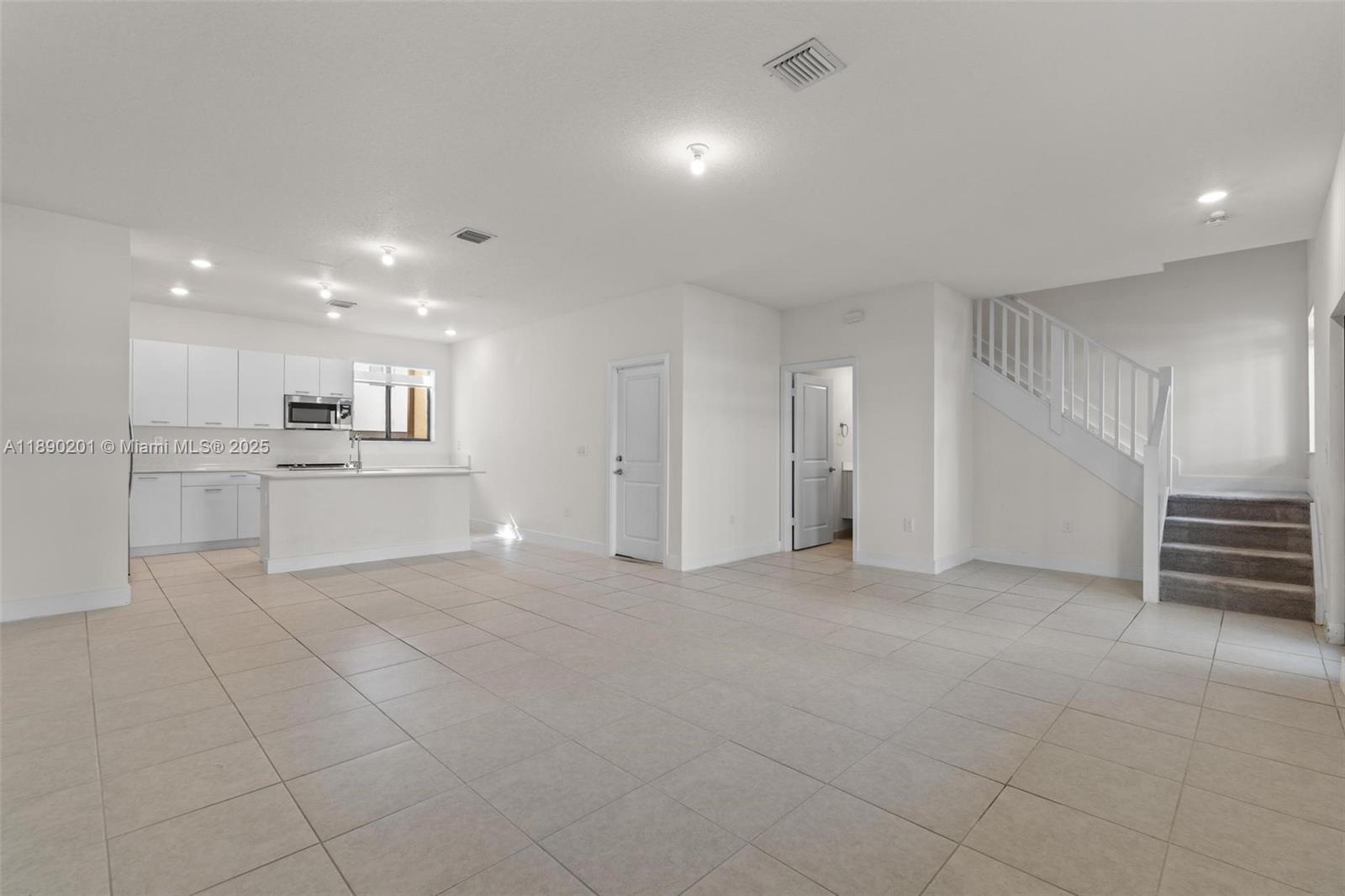DOWNTOWN DORAL SOUTH PHAS - Residential Lease