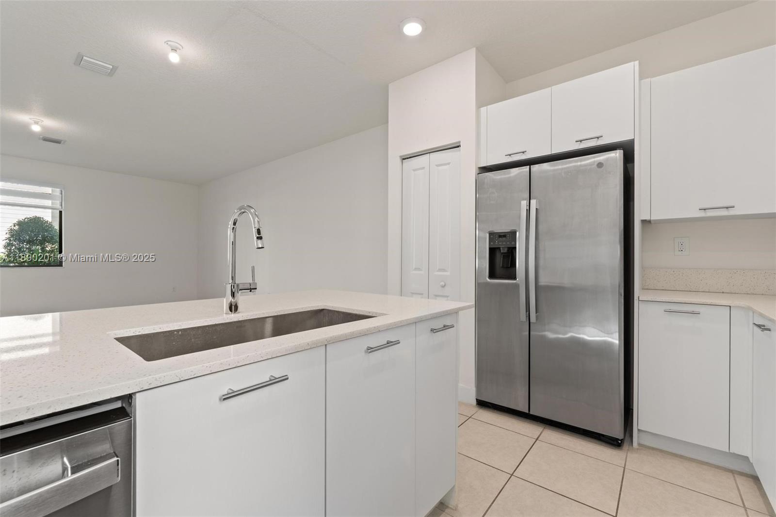 DOWNTOWN DORAL SOUTH PHAS - Residential Lease