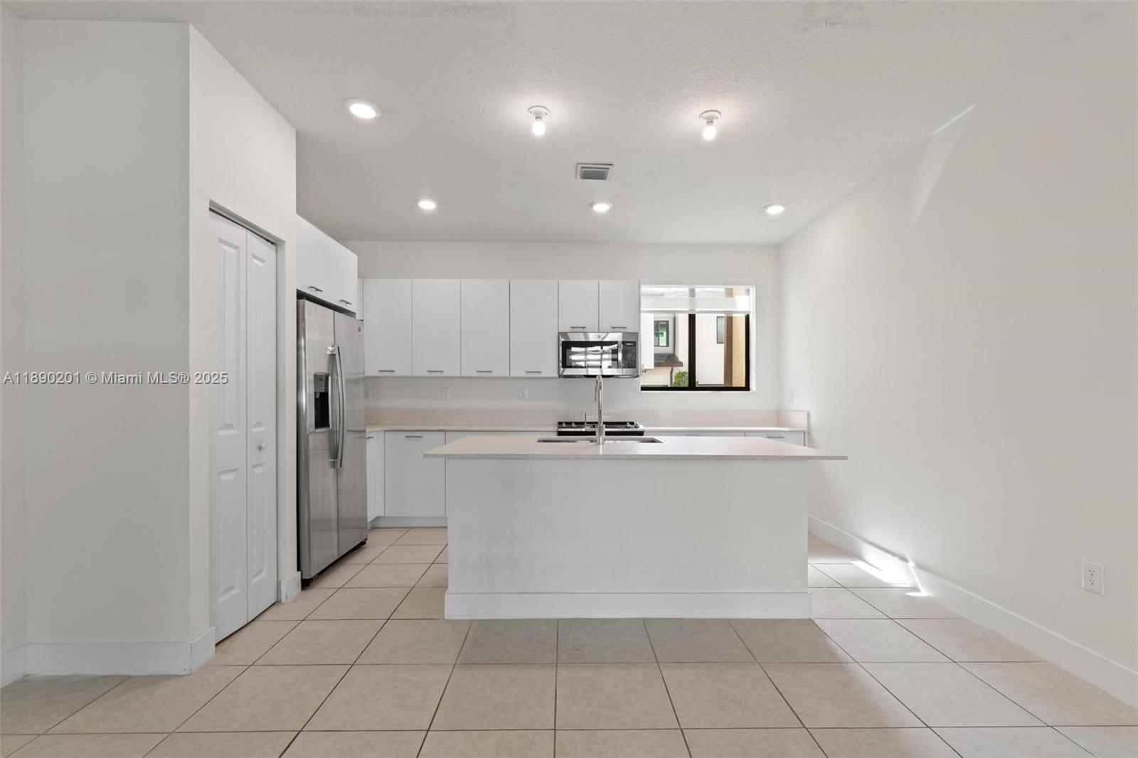 DOWNTOWN DORAL SOUTH PHAS - Residential Lease