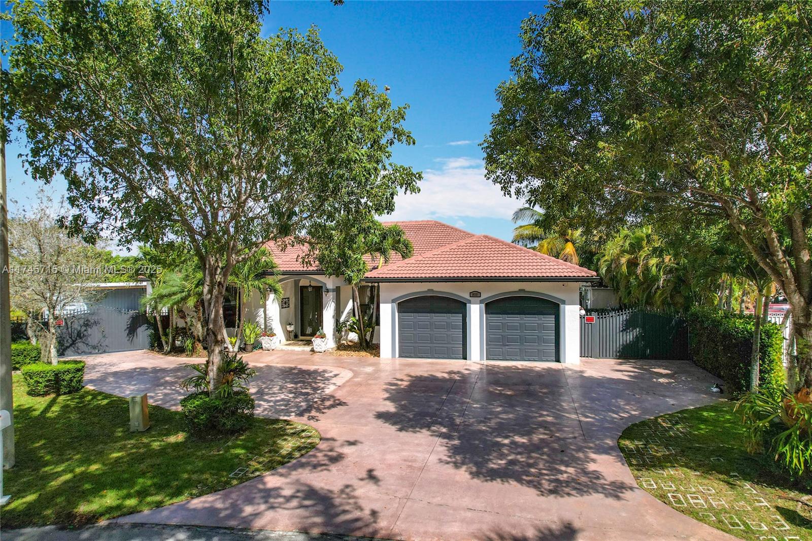 Property for Sale at 19331 Sw 133rd Ave, Miami, Broward County, Florida - Bedrooms: 5 
Bathrooms: 4  - $1,289,000