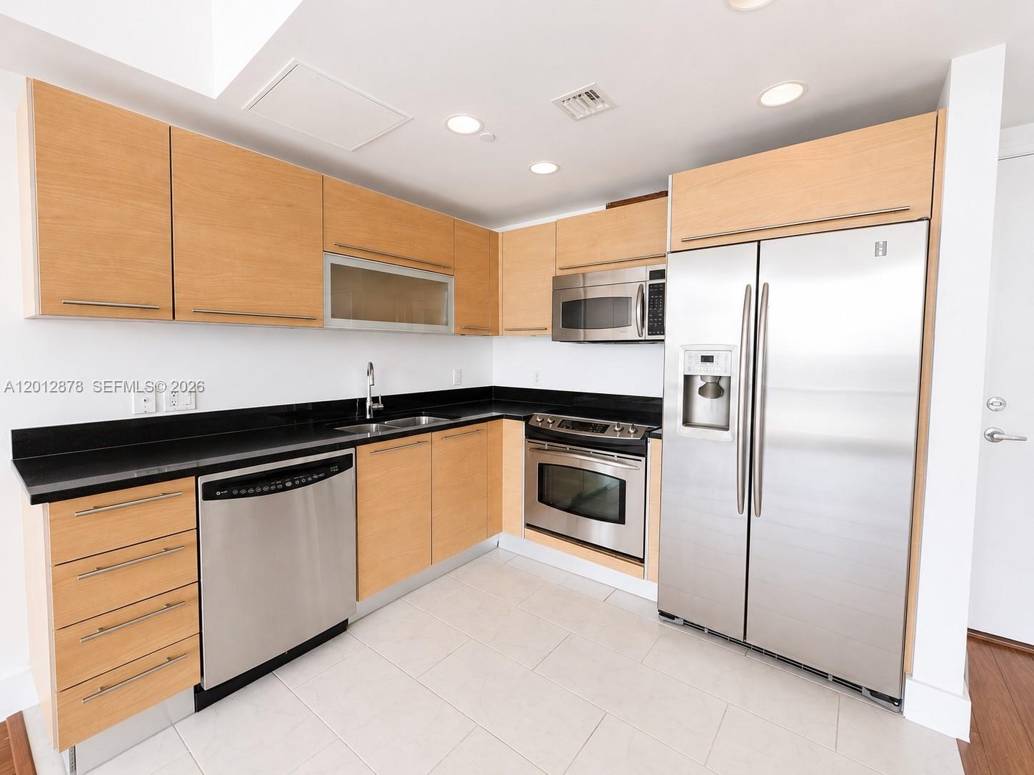 THE PLAZA 901 BRICKELL CO - Residential Lease