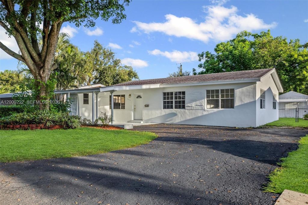 Photo of 6825 SW 12th St, Pembroke Pines, FL 33023 (MLS # A12000222)