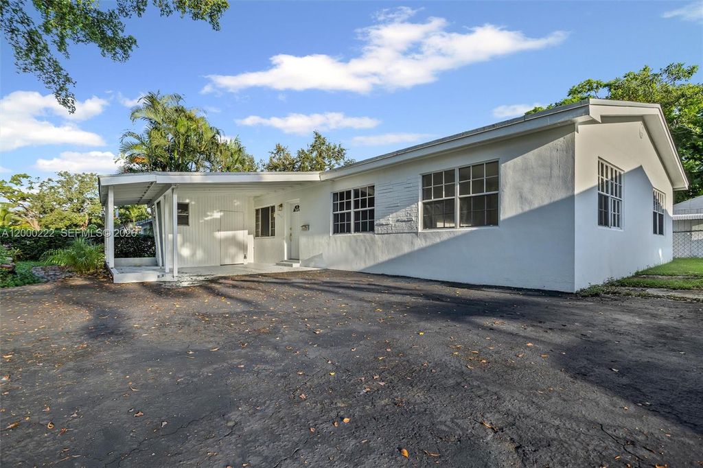 Photo of 6825 SW 12th St, Pembroke Pines, FL 33023 (MLS # A12000222)