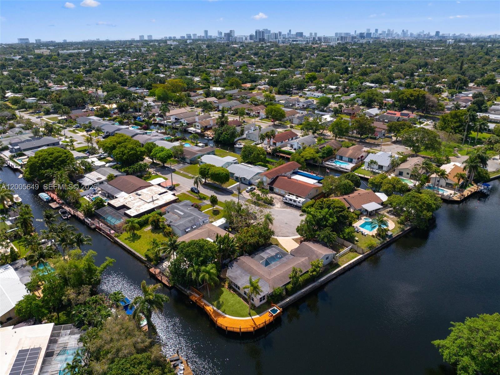 HOLLYWOOD ISLES - Residential