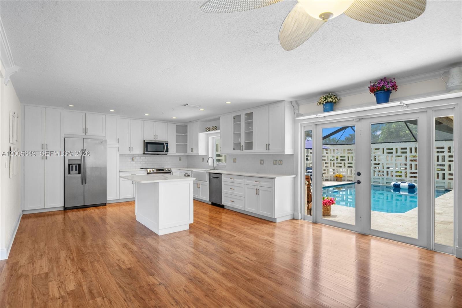 HOLLYWOOD ISLES - Residential