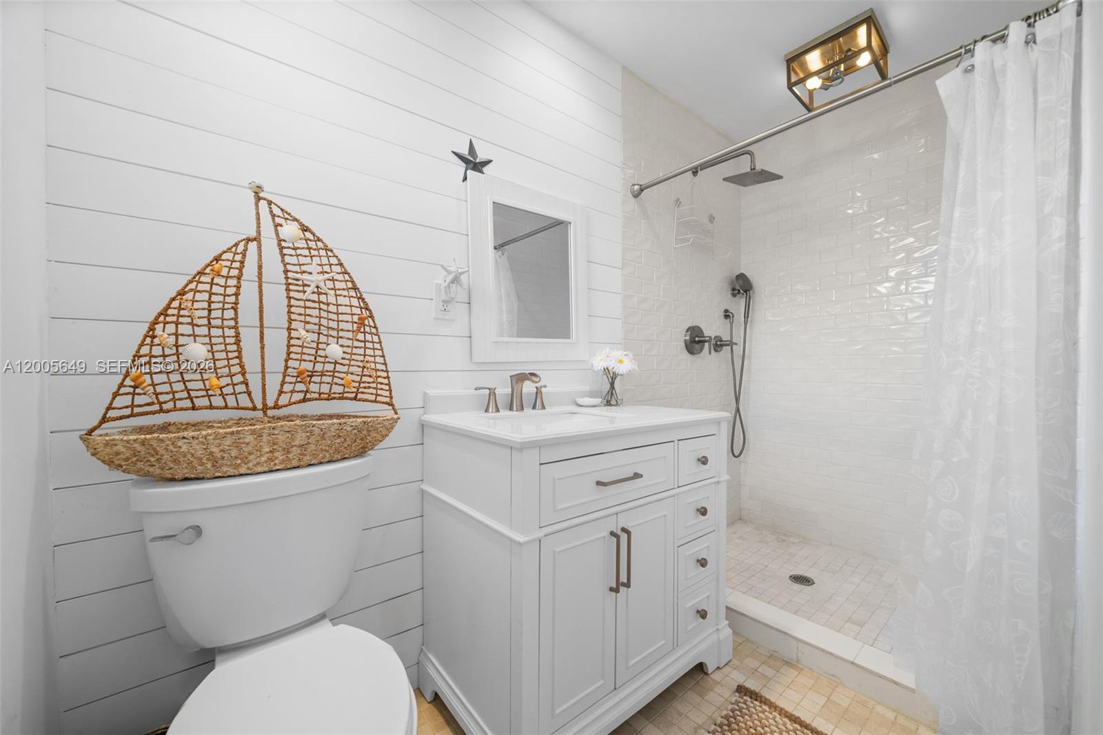 HOLLYWOOD ISLES - Residential