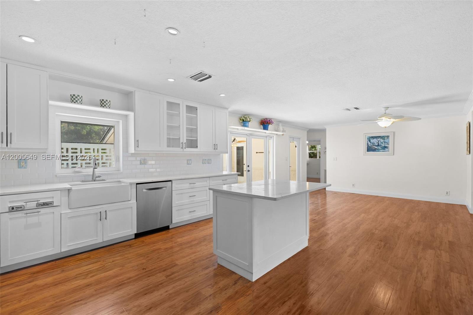 HOLLYWOOD ISLES - Residential