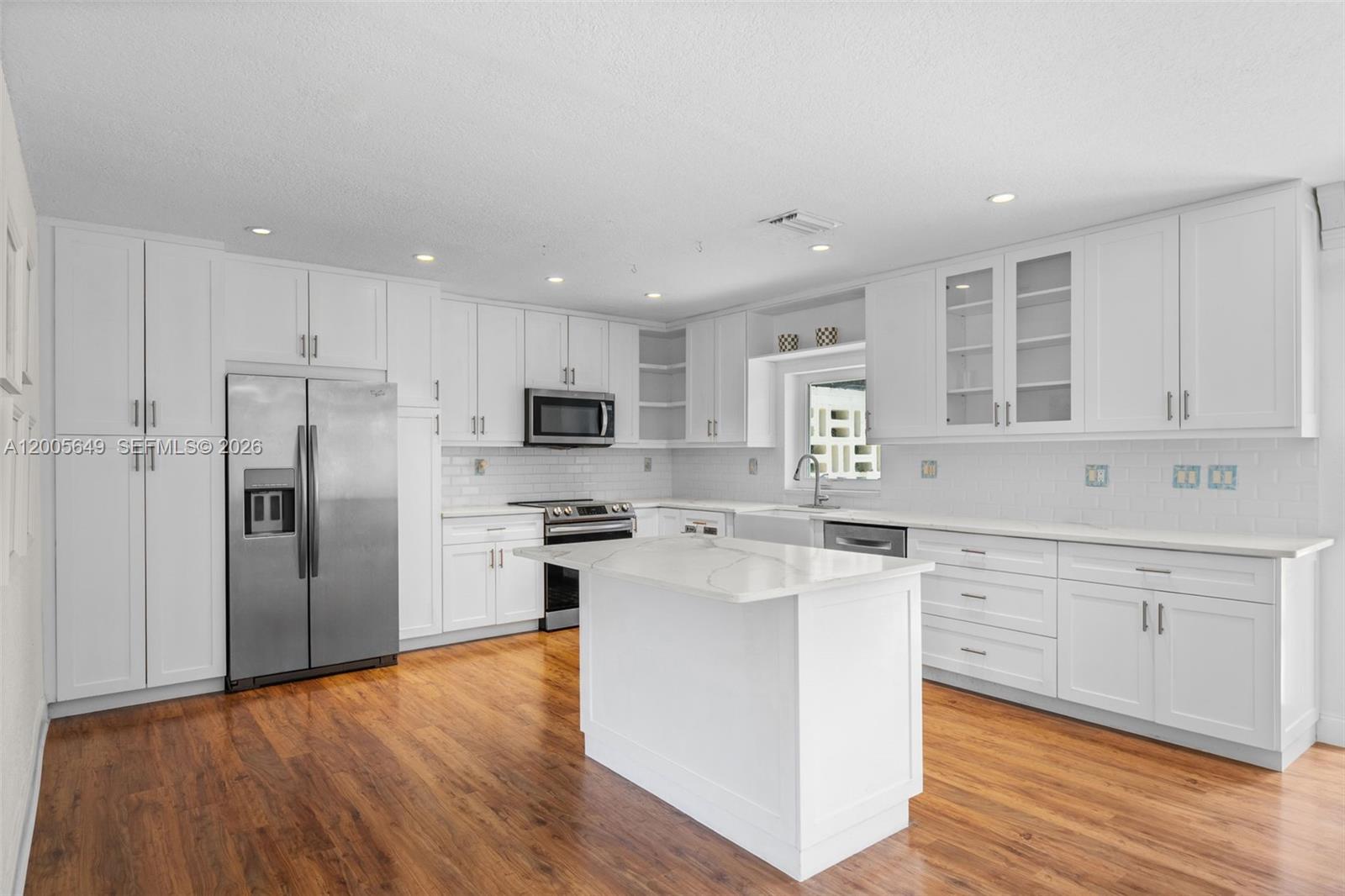 HOLLYWOOD ISLES - Residential