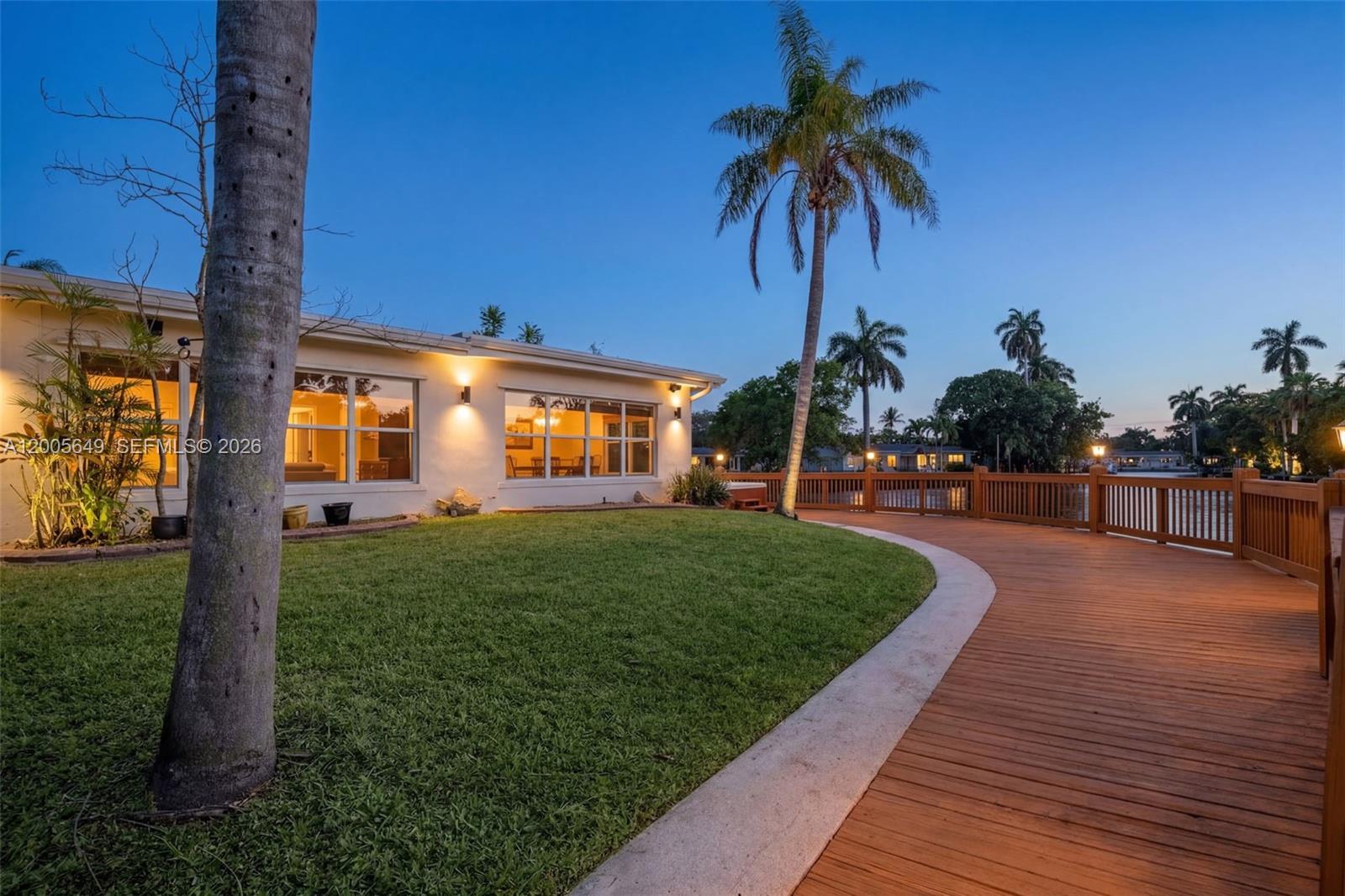 HOLLYWOOD ISLES - Residential