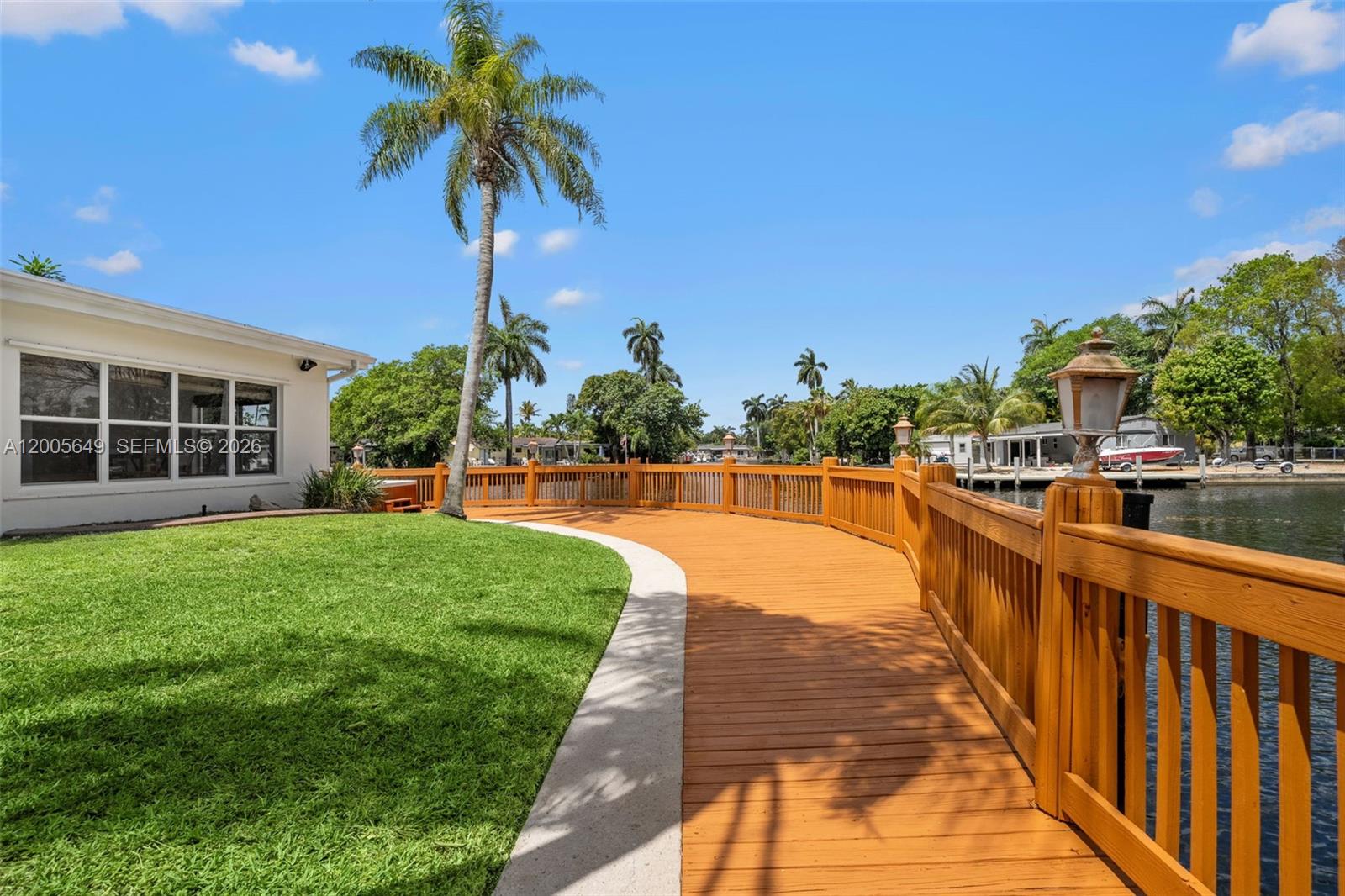 HOLLYWOOD ISLES - Residential