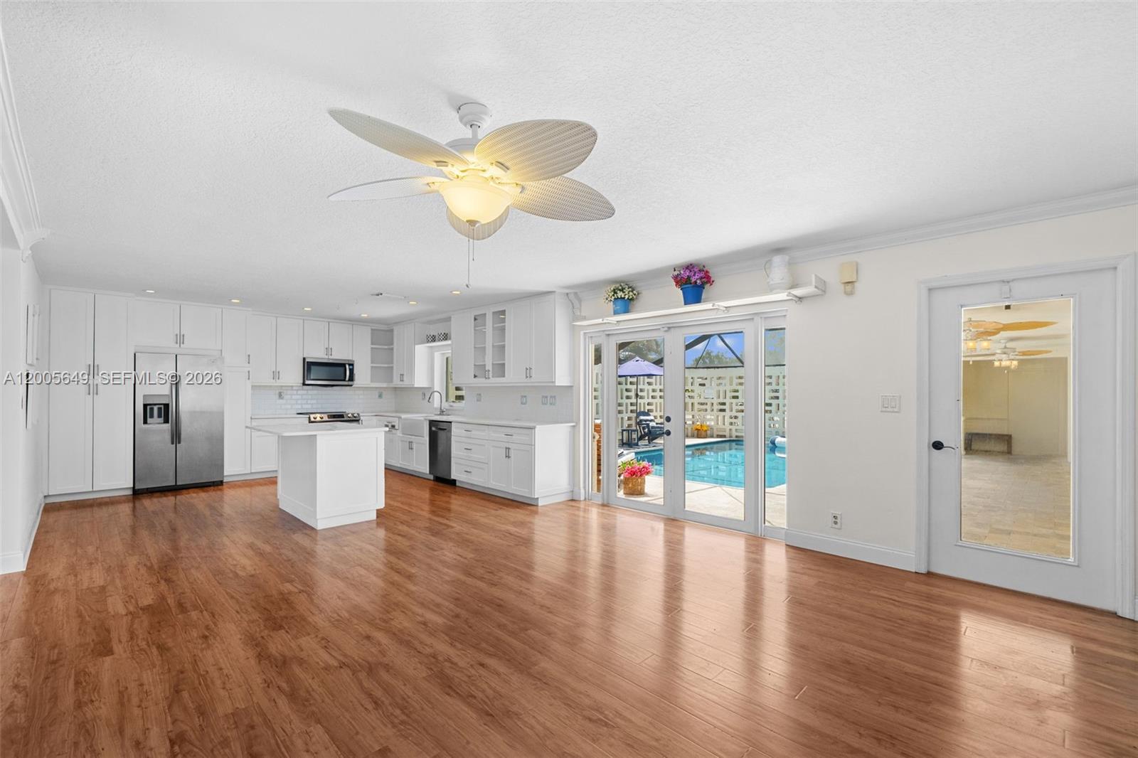 HOLLYWOOD ISLES - Residential