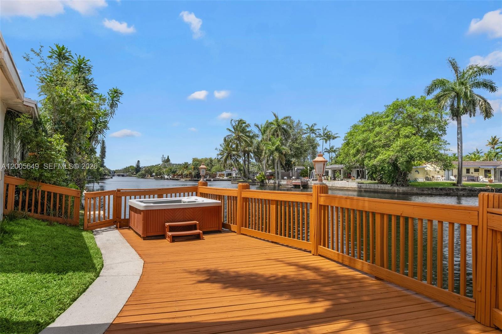 HOLLYWOOD ISLES - Residential