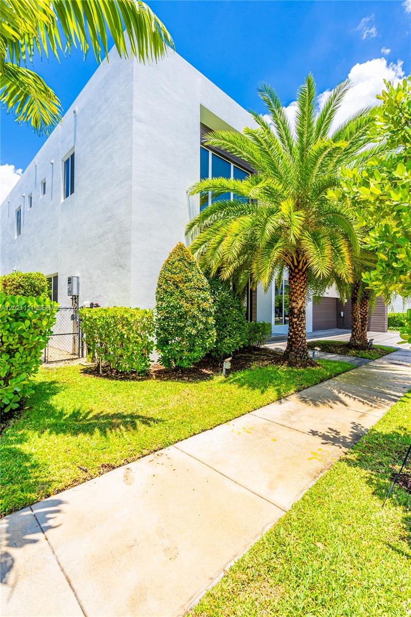 10267 NW 75th Ter