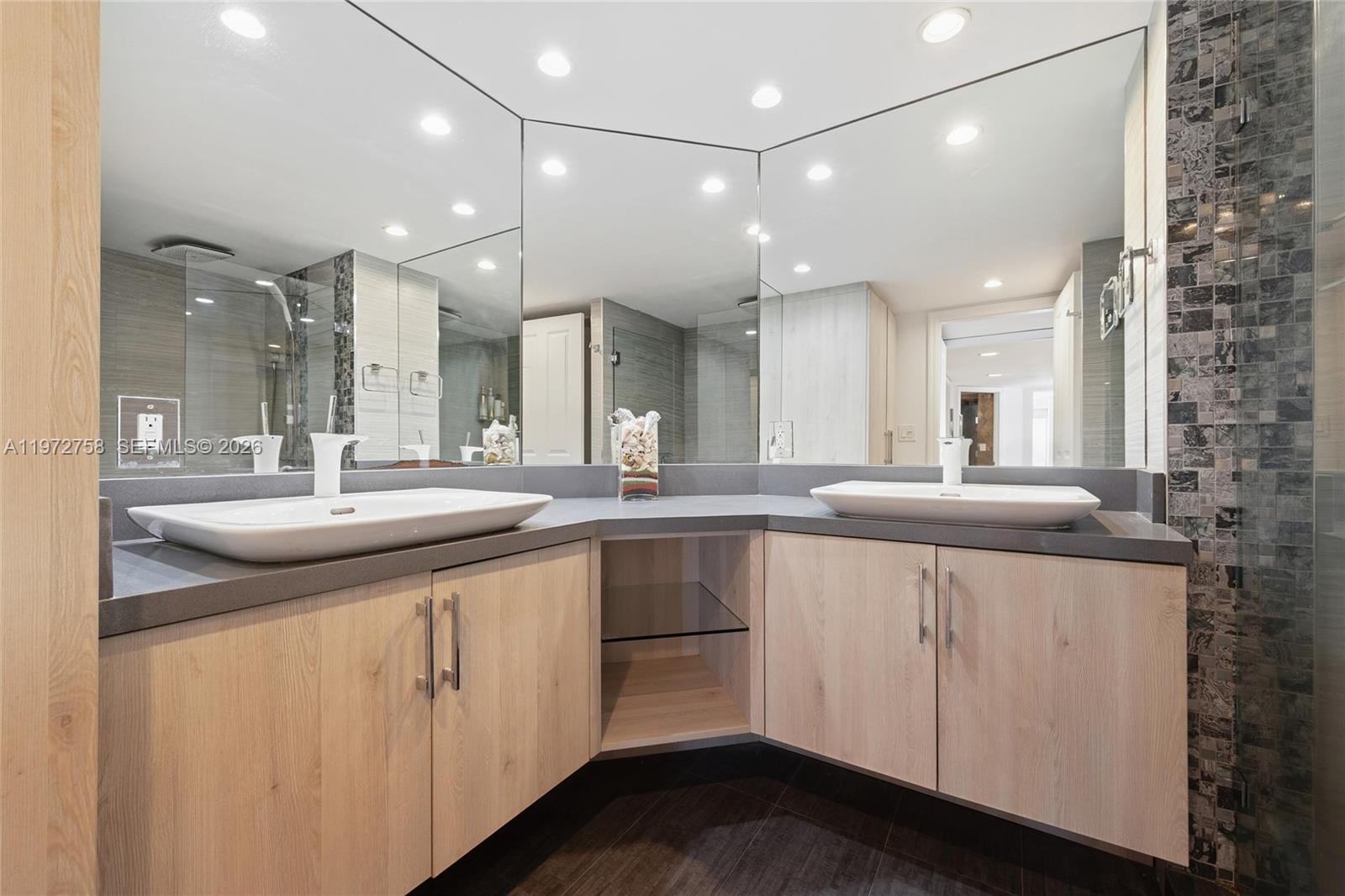 POINT OF AMERICAS - Residential