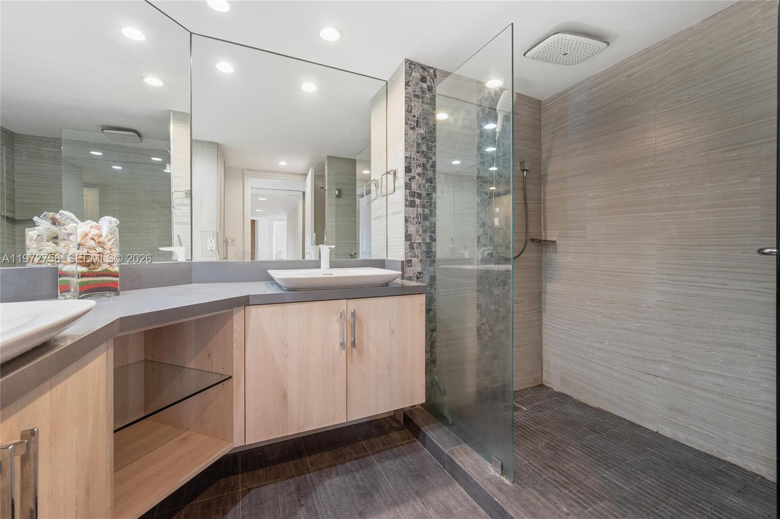 POINT OF AMERICAS - Residential