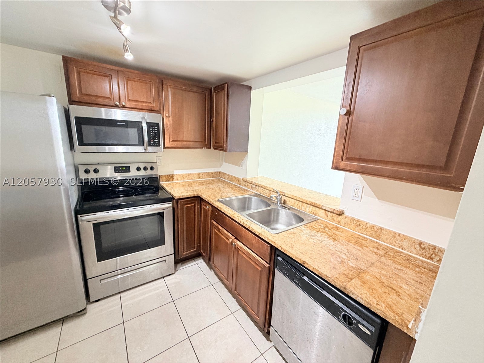 496 NW 165th St Rd D-409