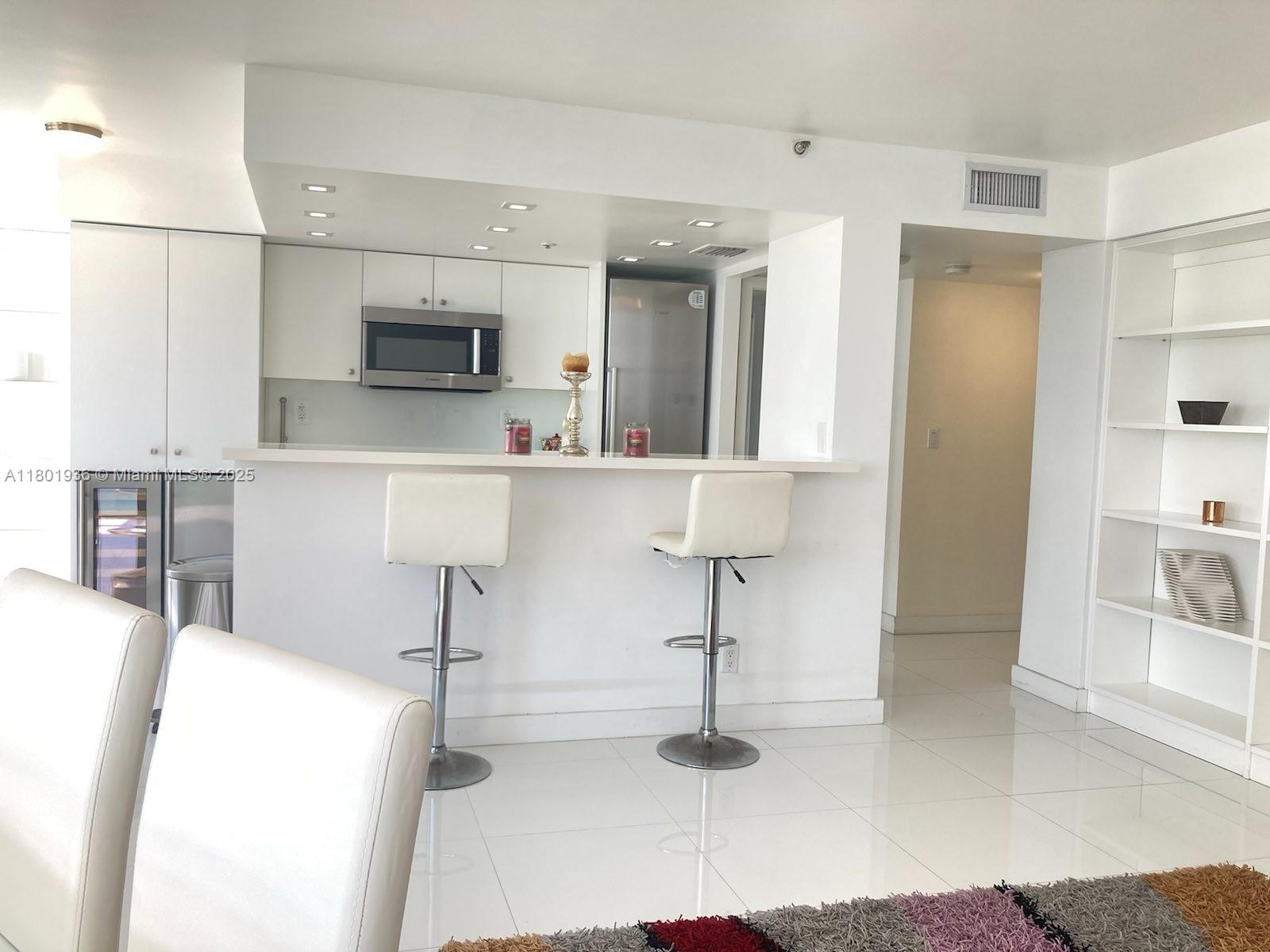 2555 Collins Ave 1114