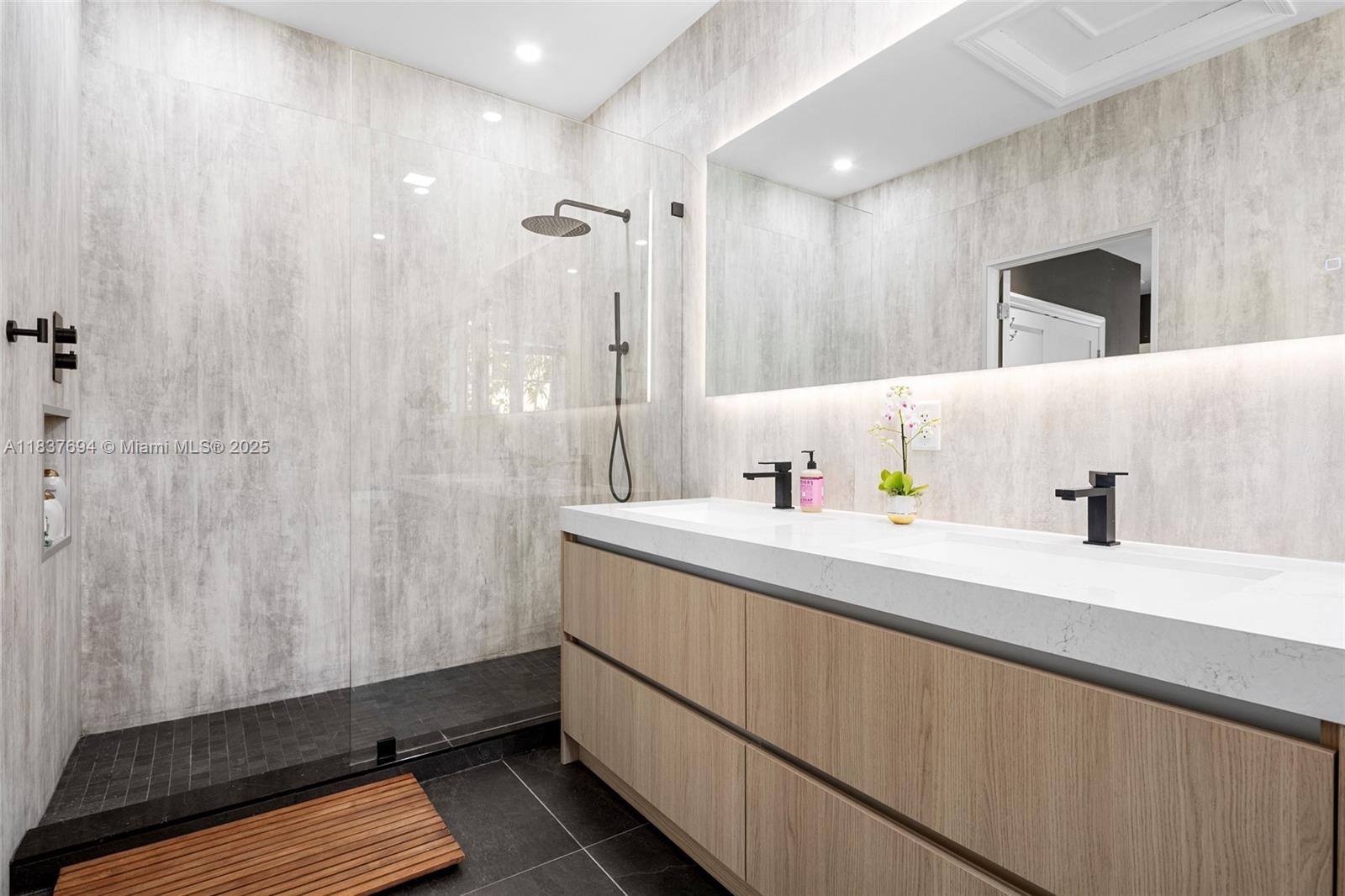 MIAMI SHORES SEC 1 AMD - Residential Lease