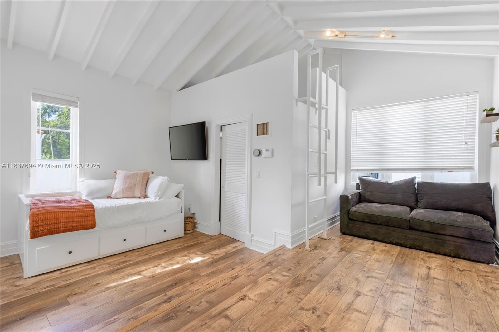 MIAMI SHORES SEC 1 AMD - Residential Lease