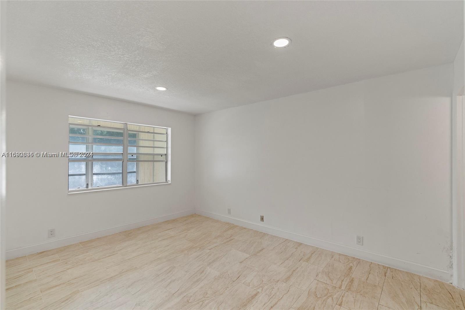 GOLDEN LAKES VILLAGE COND - Residential