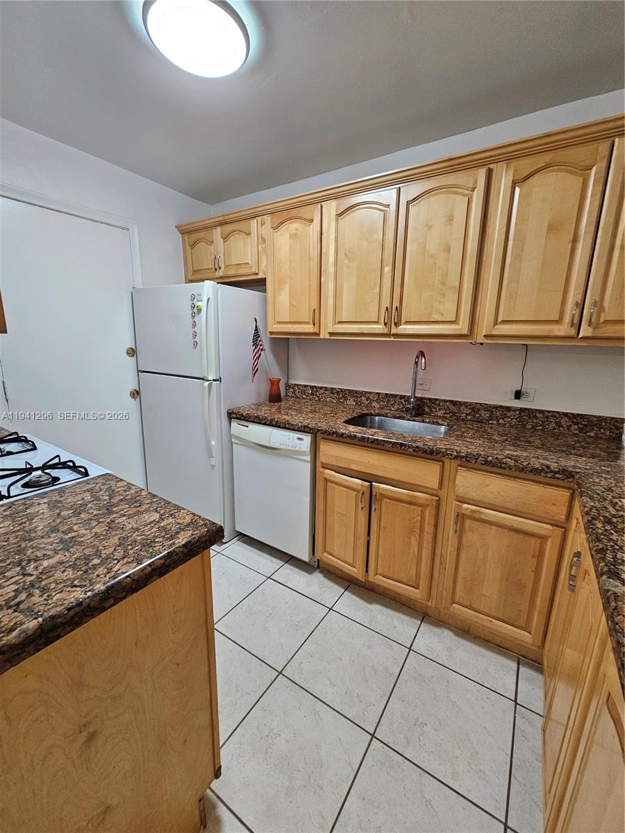 DADELAND GROVE CONDO - Residential