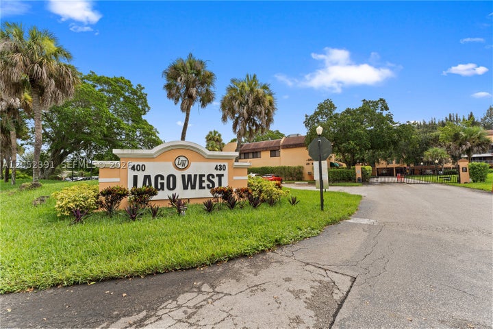 Photo 1 of 39 — 430 Commodore Dr 310, Plantation, FL 33325