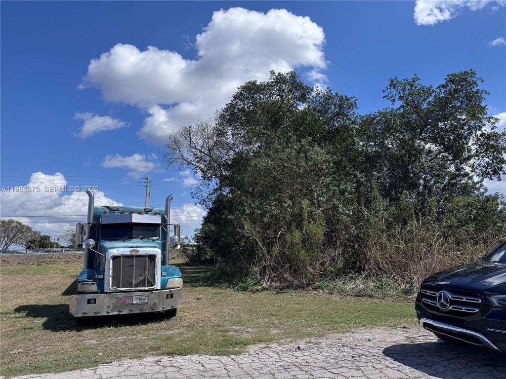 Photo of 636 S Lake Ave, Pahokee, FL 33476 (MLS # A11981575)