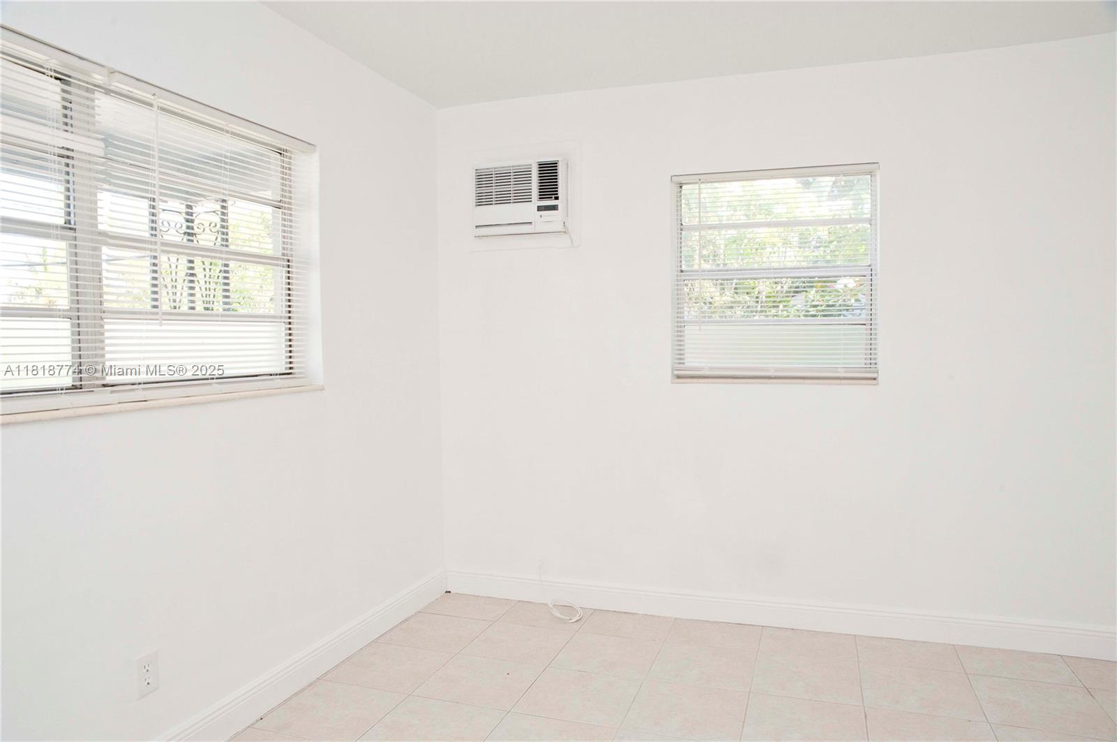 HOLLYWOOD LITTLE RANCHES - Residential Lease