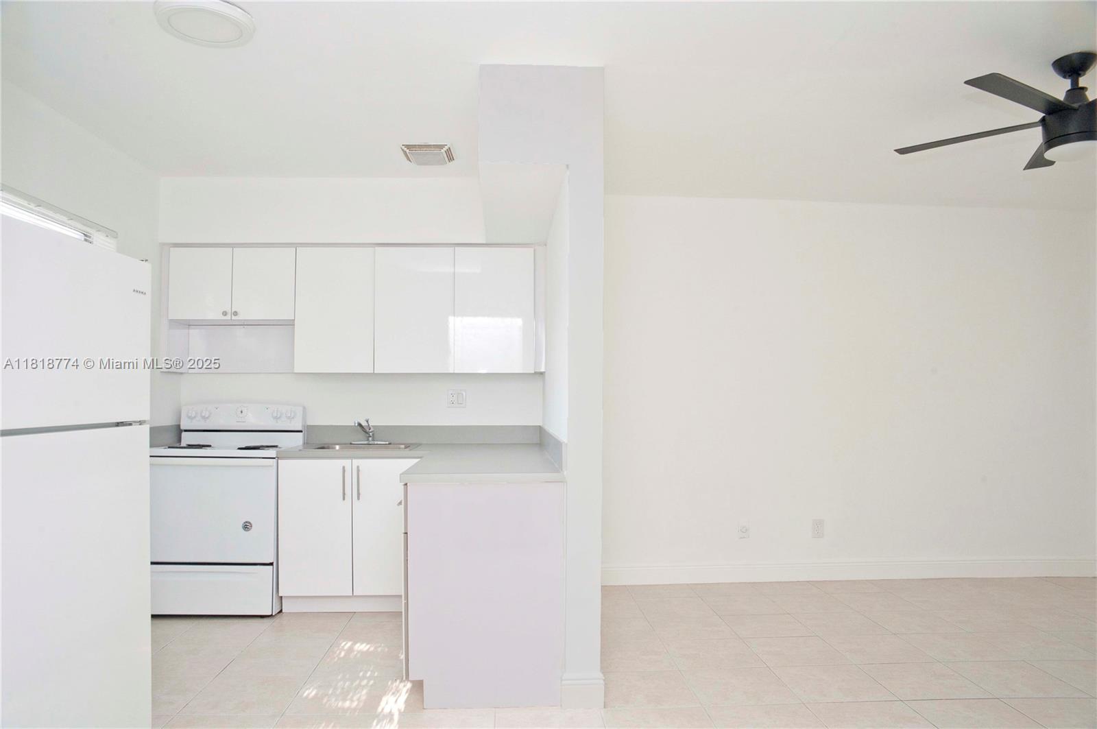 HOLLYWOOD LITTLE RANCHES - Residential Lease