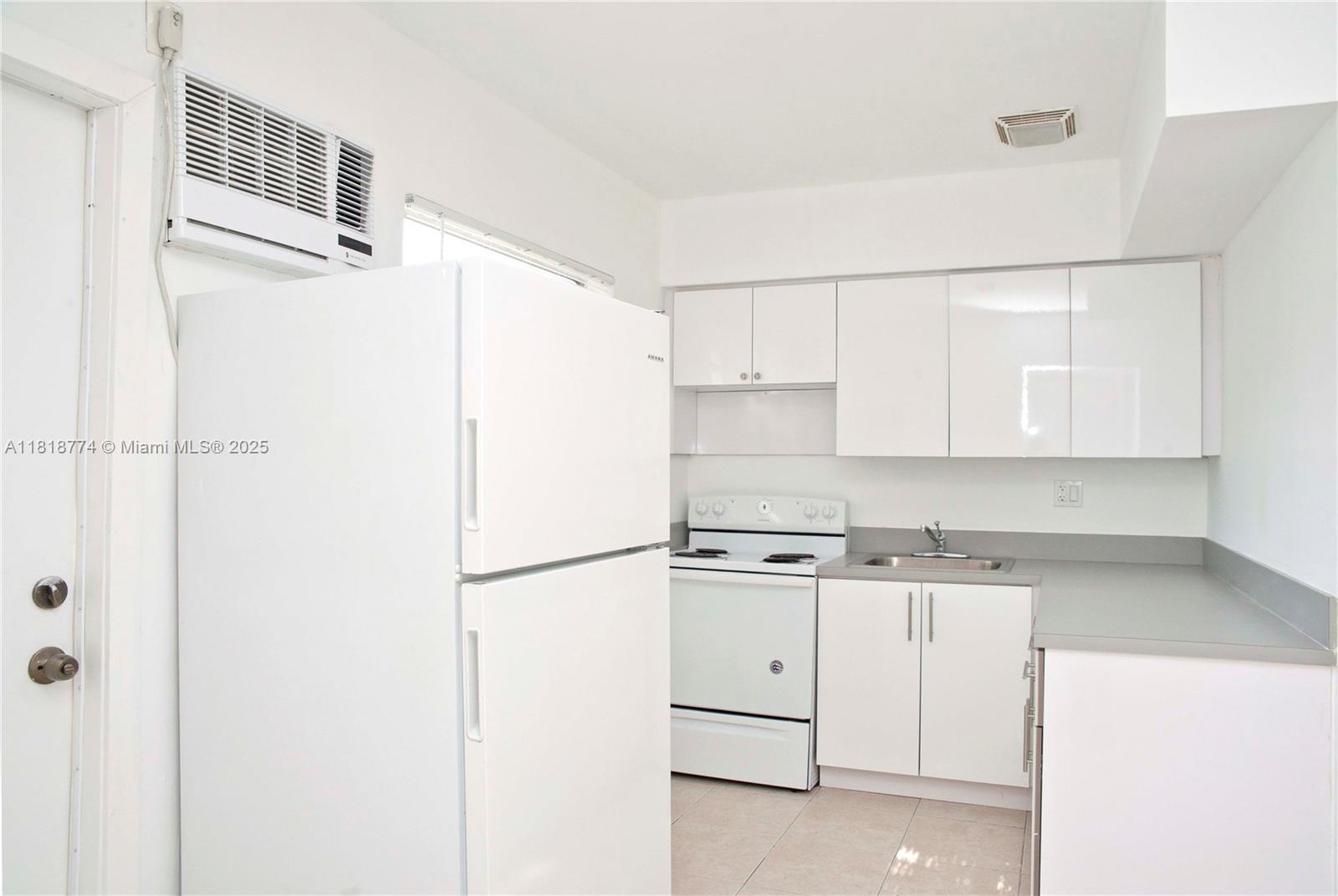 HOLLYWOOD LITTLE RANCHES - Residential Lease