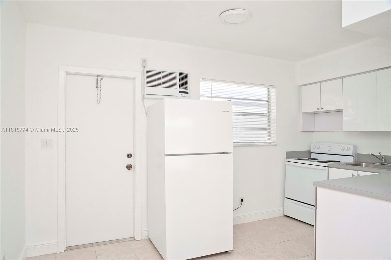 HOLLYWOOD LITTLE RANCHES - Residential Lease