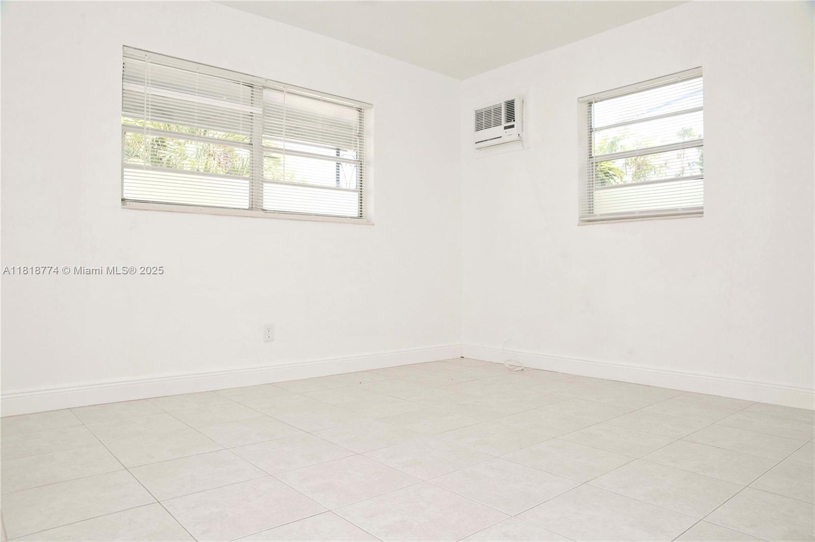 HOLLYWOOD LITTLE RANCHES - Residential Lease