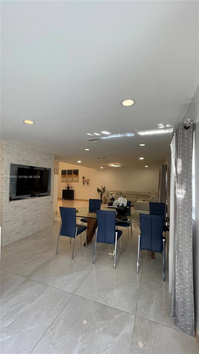 FIRST IMPRESSIONS II - Residential